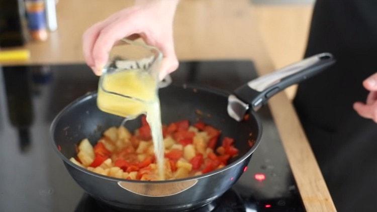 Aggiungere allo sciroppo di verdure da ananas in scatola, ketchup.