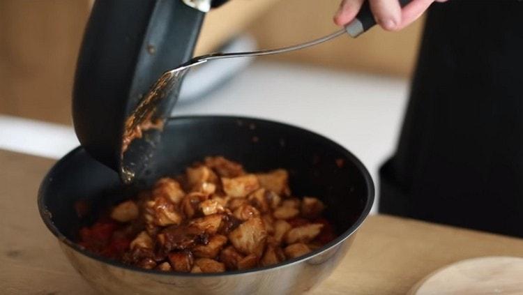 Mescolare i pezzi di pollo preparati con le verdure nella salsa.