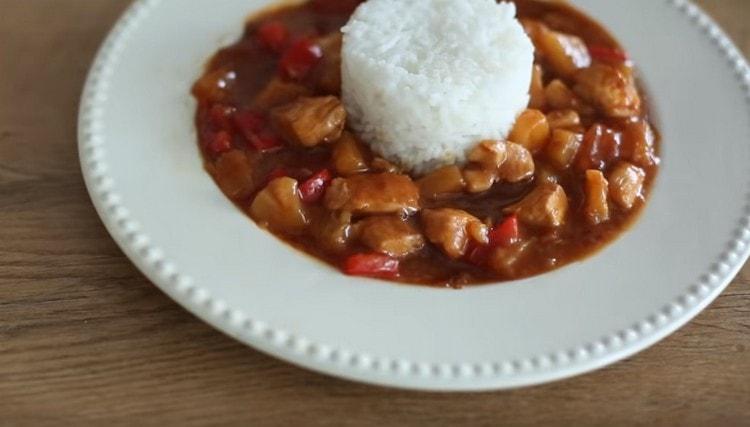 Il pollo agrodolce si abbina bene con un contorno di riso.