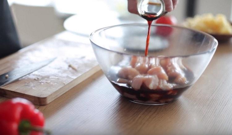 Invia pezzi di pollo in una ciotola e sottaceto in salsa di soia.