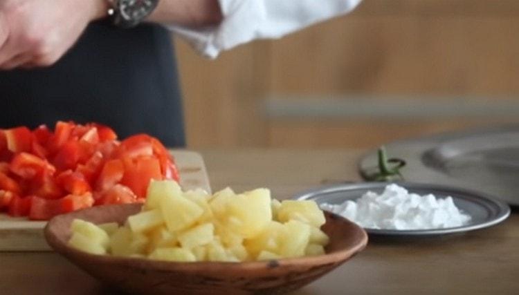 Preparare pezzi di ananas in scatola.