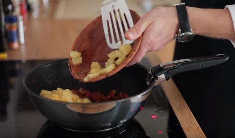 Quindi, aggiungi l'ananas alle verdure nella padella.