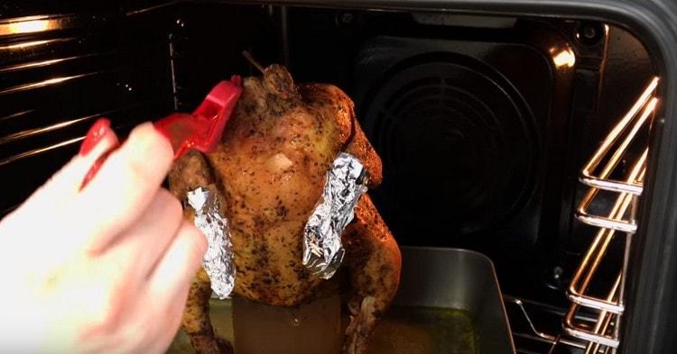 15 minuti prima della cottura, ungere il pollo con acqua da una teglia.