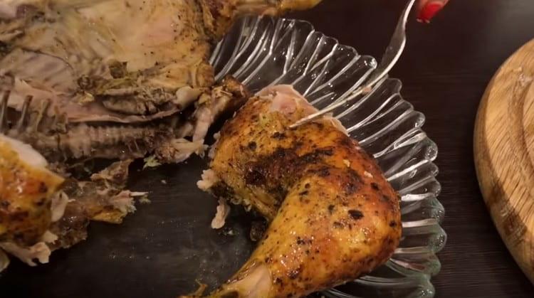 Pollo. cotto in una bottiglia nel forno, si scioglie in bocca.