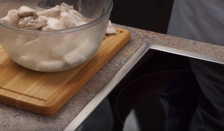 Friggere il pollo per pochi minuti su entrambi i lati e trasferirlo in una ciotola per un po '.