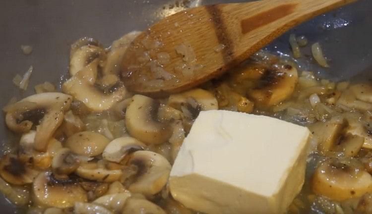 Distribuiamo un pezzo di crema di formaggio in una padella.