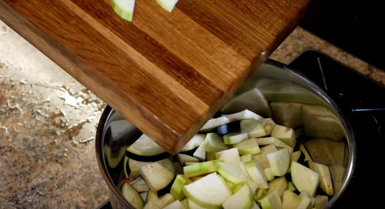 Stendi uno strato di zucchine.