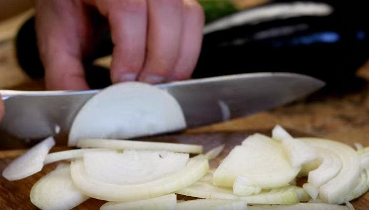 Cipolla tagliata a semianelli.