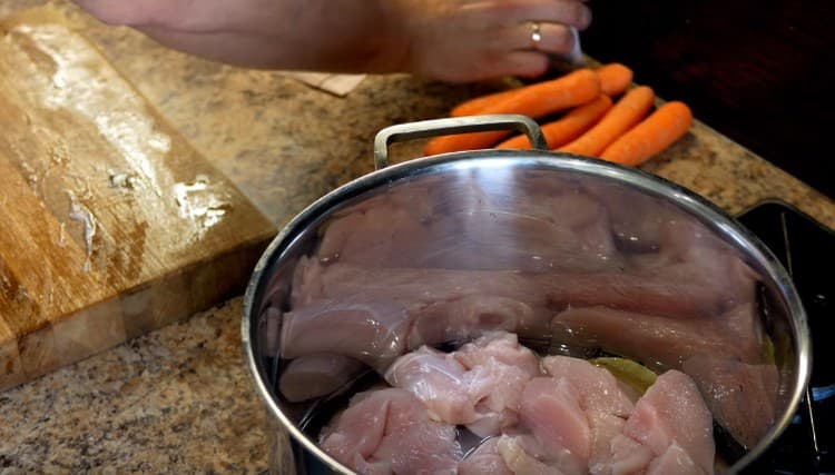 Spalmiamo il pollo in una casseruola, sale.