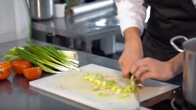 Aggiungi alle verdure preparate anche gambi di sedano affettati.