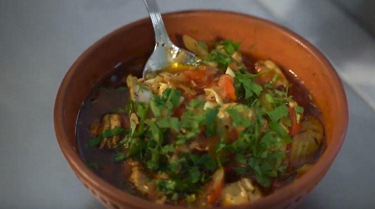 Lagman con pollo servito in piatti profondi.