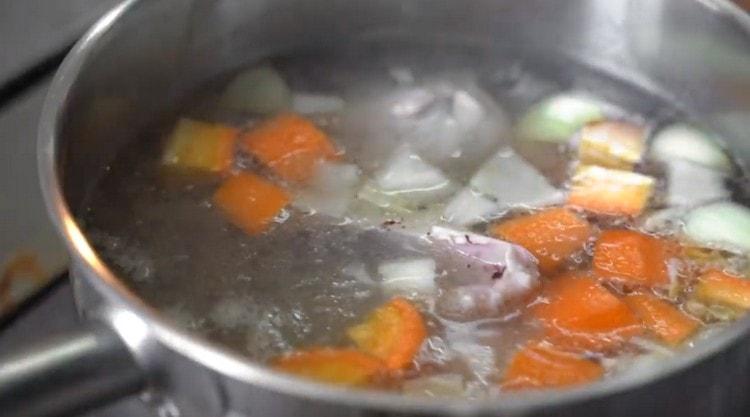 Riempi tutto con acqua e lascia bollire il brodo.