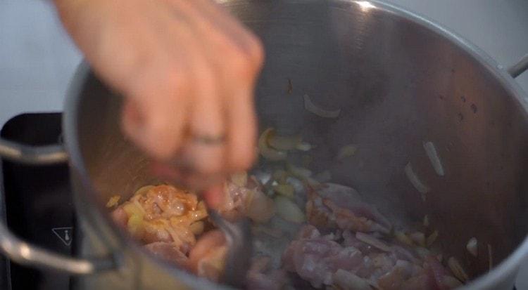 Aggiungi la carne alle verdure nella padella, mescola.