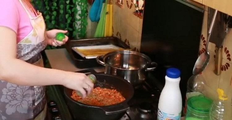 Alla fine condire con salsa bolognese all'aglio essiccato.