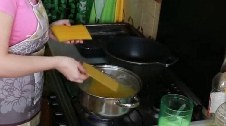 Mettiamo le lasagne in acqua.