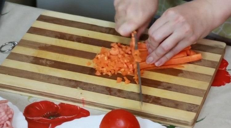 Tagliamo una carota in un piccolo cubo.