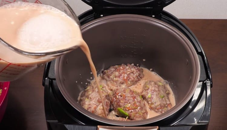 Formiamo cotolette di carne macinata, le mettiamo a strati e le riempiamo di salsa.