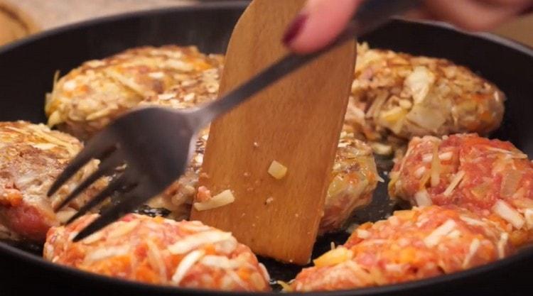 Formiamo delle cotolette di carne macinata e le friggiamo in una padella.