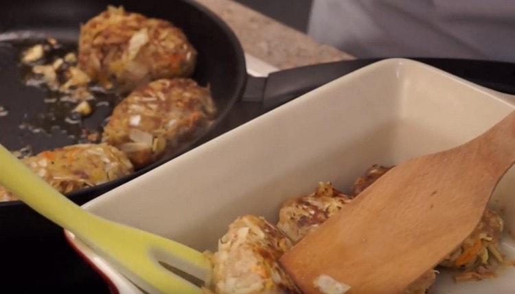 Trasformiamo le cotolette fritte in una teglia.