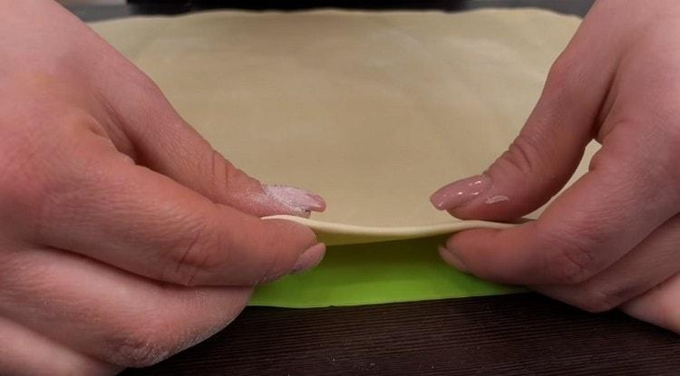 Schiacciamo l'impasto e lo stendiamo il più sottile possibile.