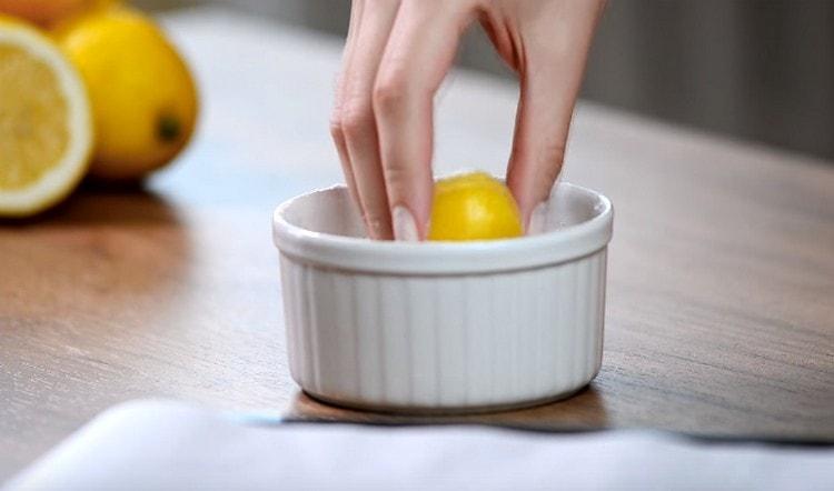 Formiamo le palline dall'impasto e le arrotoliamo nello zucchero a velo.