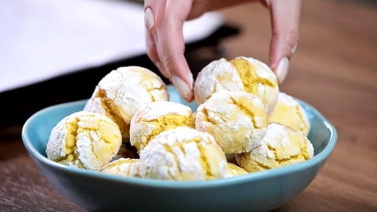 I delicati biscotti al limone sono friabili e molto profumati.