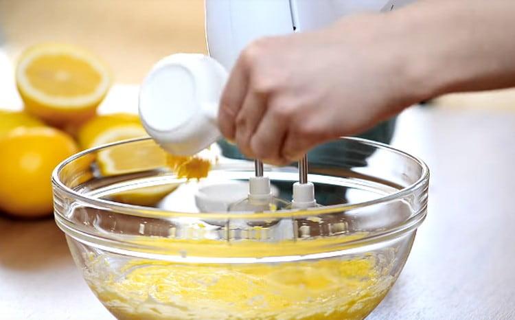 Senza smettere di battere, aggiungi sale e scorza di limone all'impasto.