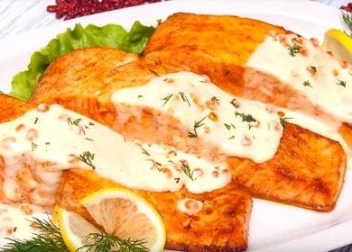 Salmone al forno con salsa cremosa di caviale - una deliziosa ricetta per le vacanze