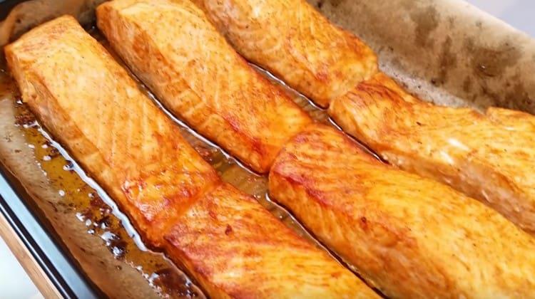 Tiriamo fuori il pesce dorato dal forno.