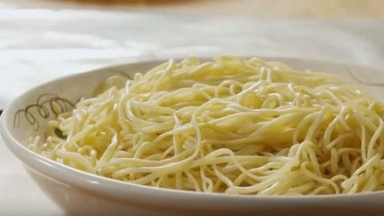 la pasta deve essere coperta in modo che non abbiano il tempo di raffreddarsi.