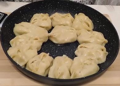 Tutto su come cucinare i manti in padella: una ricetta passo-passo con una foto.