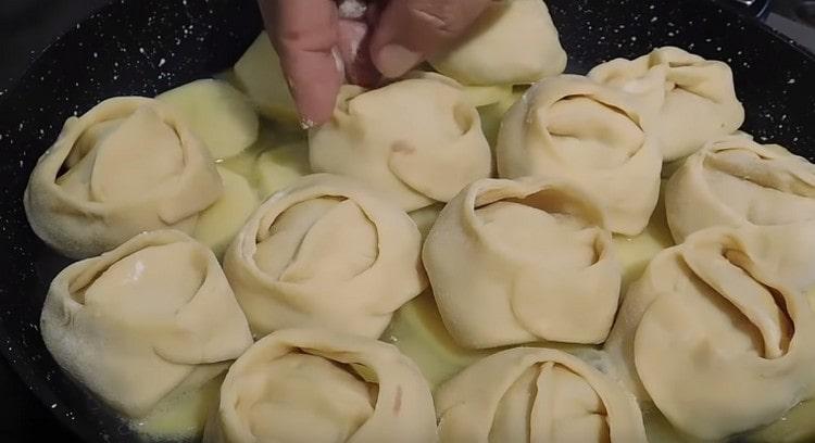 Quando l'acqua bolle, metti la manti su un cuscino di patate.