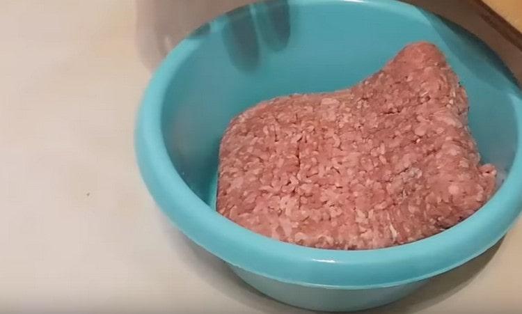 Per un altro ripieno, avrai bisogno di carne macinata.