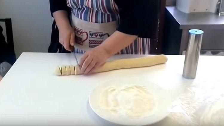 Tagliare la salsiccia di pasta in billette porzionate.