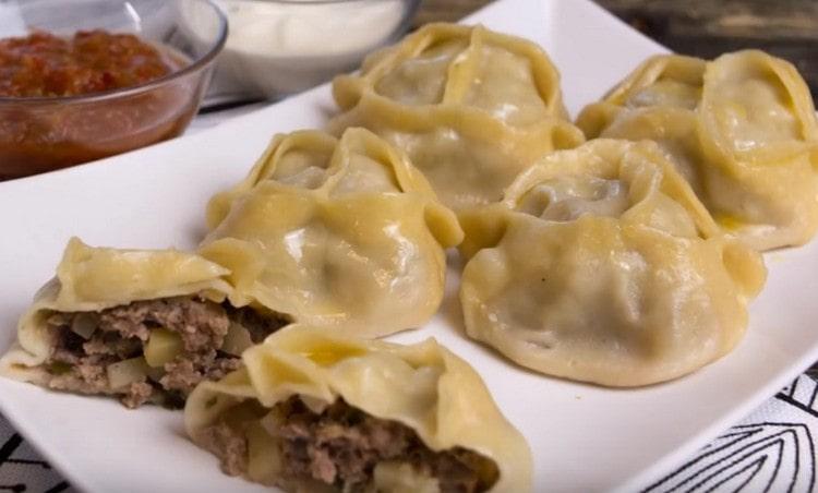 Il manti con patate e carne macinata si abbina bene con varie salse.