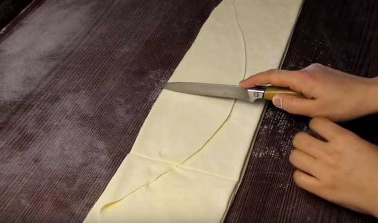 Lo strato di pasta risultante viene tagliato in quadrati identici.