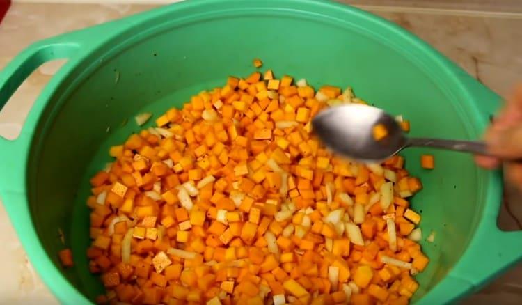 mescolare la zucca con cipolle e spezie.