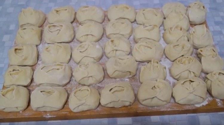 Metti i manti preparati su una tavola cosparsa di farina.