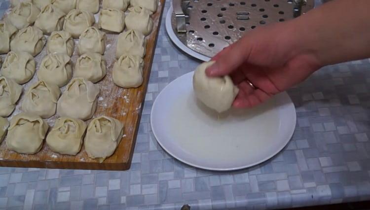 Immergi ogni mantello nell'olio vegetale e trasferiscilo su una gratella.