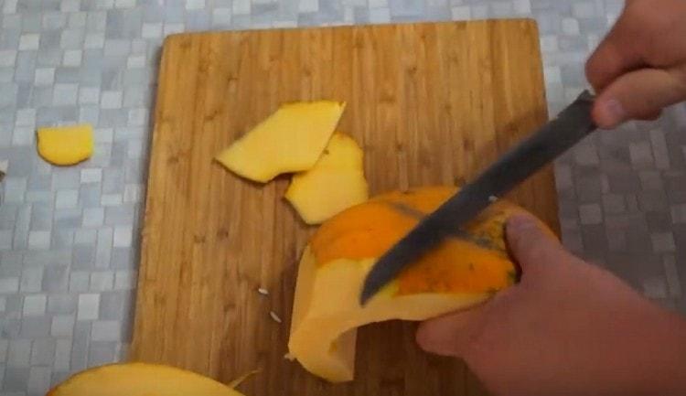 Tagliare la zucca a pezzi, rimuovere il centro, sbucciarlo.