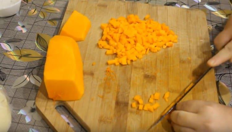 Puliamo la zucca e tagliamo a cubetti.