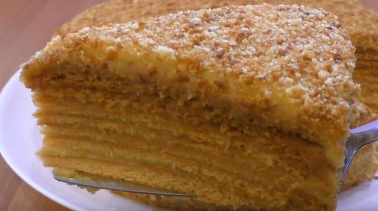 la torta al miele con crema pasticcera è molto tenera e profumata.