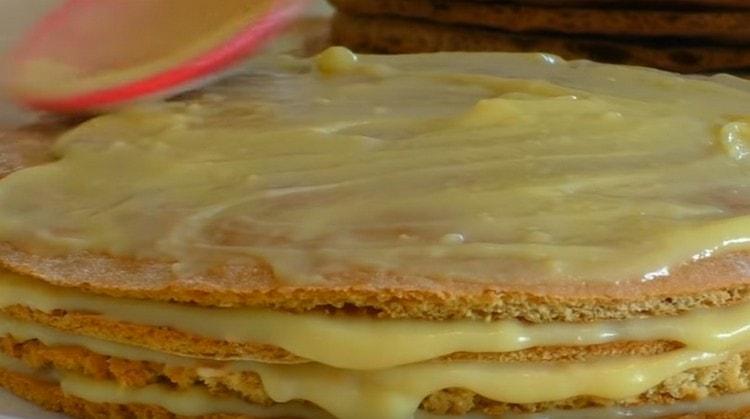 Raccogliamo la torta, spalmando le torte con la panna.