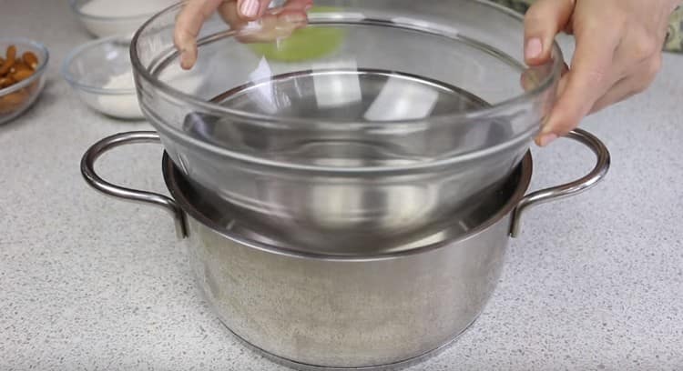 Preparare una pentola per un bagno d'acqua, far bollire l'acqua.