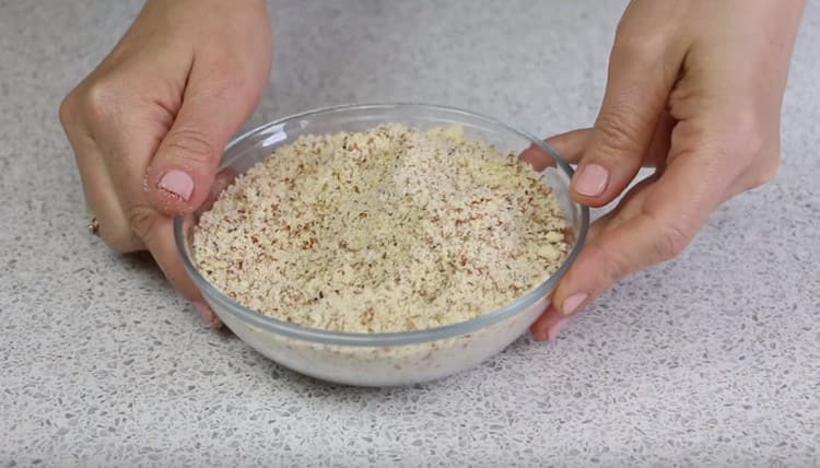 Macina le mandorle in un frullatore e un macinacaffè a uno stato di briciole sottili.