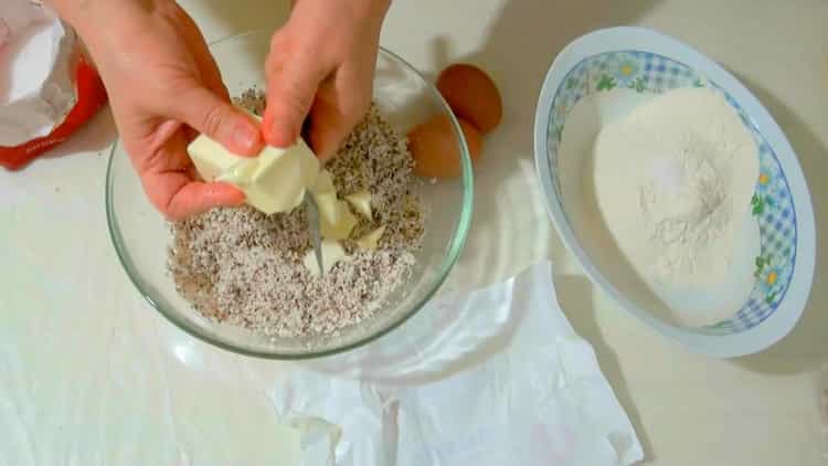 Per fare gli amaretti, prepara il burro