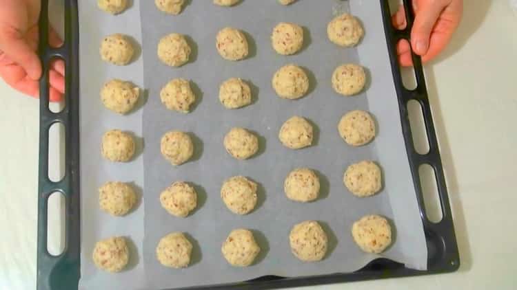 Per fare gli amaretti, metti i biscotti sullo stampo