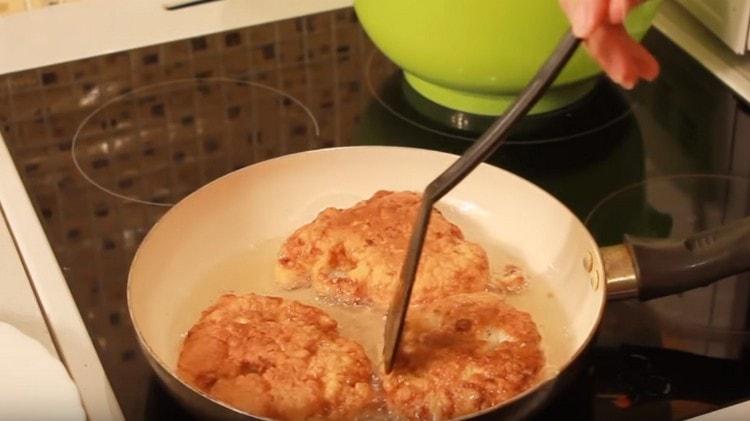 Come puoi vedere, questa ricetta rende facile e veloce cucinare deliziosi pollock in pastella in padella.