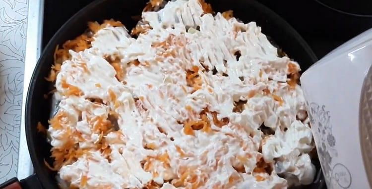 Top ungere i componenti del piatto con panna acida e aggiungere un po 'd'acqua.