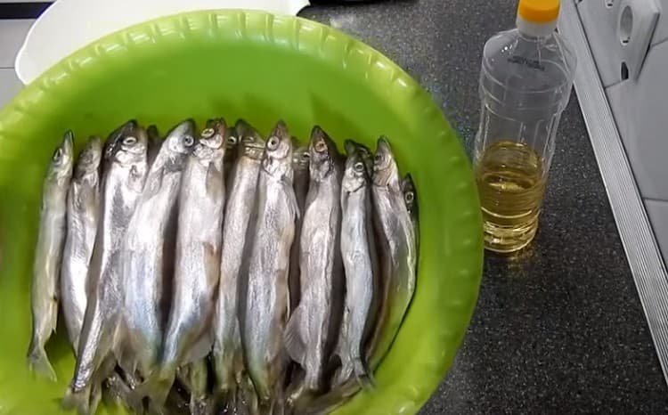 Laviamo semplicemente il capelin e lasciamo drenare l'acqua in eccesso.